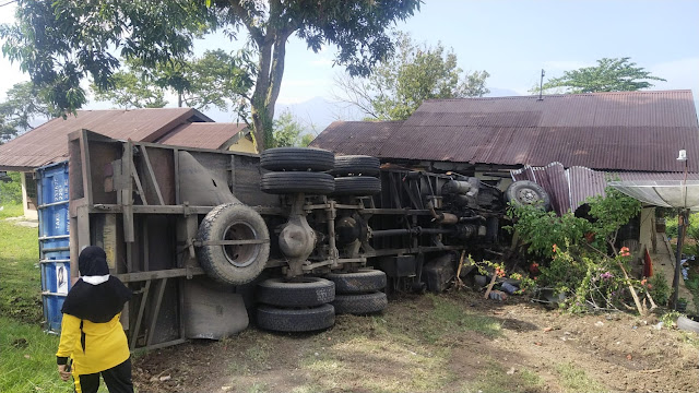 Mobar Peti Kemas terbalik usai menghantam Toyota Rushdi Depan SPN Seulawah, Aceh Besar, Jumat (14/1/2022) [Foto/ist]