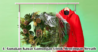 Gunakan Kawat Gantungan Untuk Menyimpan Wreath merupakan salah satu cara mudah simpan dekorasi natal agar lebih awet