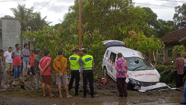 Sat Lantas Polres Tanggamus Olah TKP Kecelakaan Ambulance Tabrak Sepeda Motor
