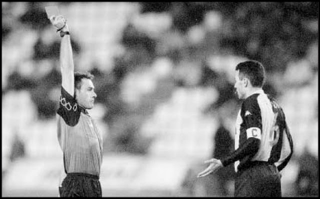 Pérez Burrull le muestra la tarjeta roja a Aguado. REAL VALLADOLID C. F. 2 REAL ZARAGOZA 0 Domingo 18/11/2001. Campeonato de Liga de 1ª División, jornada 13. Valladolid, estadio Nuevo José Zorrilla: 12.000 espectadores.