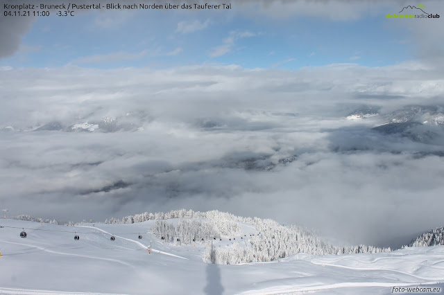 Plan de Corones con vista verso nord. Le prime schiarite permettono di vedere una montagna con aspetto decisamente invernale. (Foto: 04.11.2021, foto-webcam.eu)