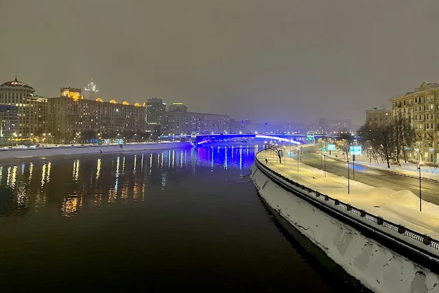 вид с Новоарбатского моста, Москва-река, набережная Тараса Шевченко