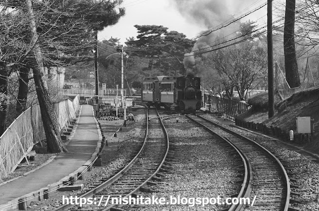 ダブルルーフの客車2両を牽引して527号機がユネスコ村へ出発。　遊園地前1982.3.27