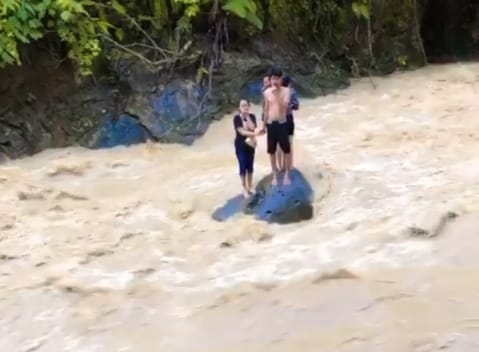 Empat warga sedang terjebak Arus Deras disungai tempat pemandian Gunung Pandan, Aceh Tamiang, Minggu (7/11/2021) [Foto : Hendri]