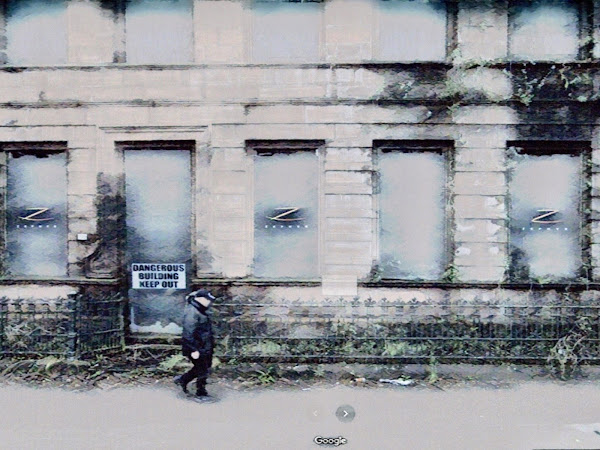 Bewerkte Google Street View-screenshot 'Dangerous Building Keep Out'