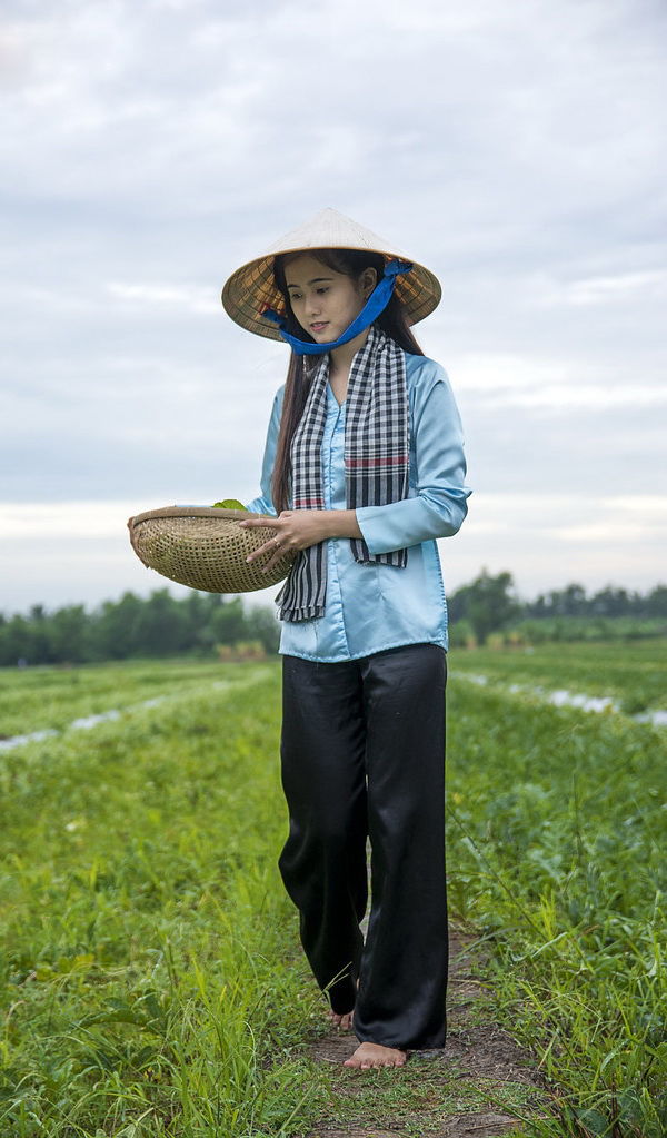 Thiếu nữ áo bà ba lam