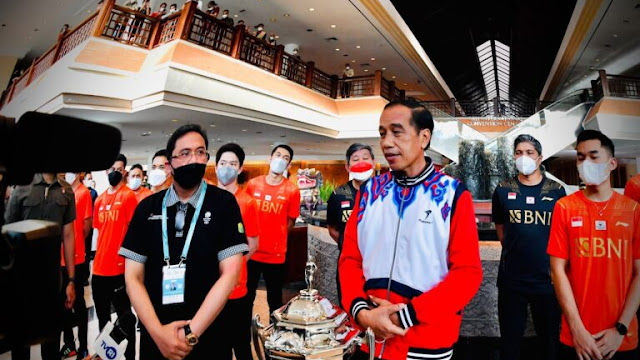 Presiden Joko Widodo menyaksikan pertandingan BWF World Tour Finals 2021 di The Westin Resort, Bali International Convention Center 