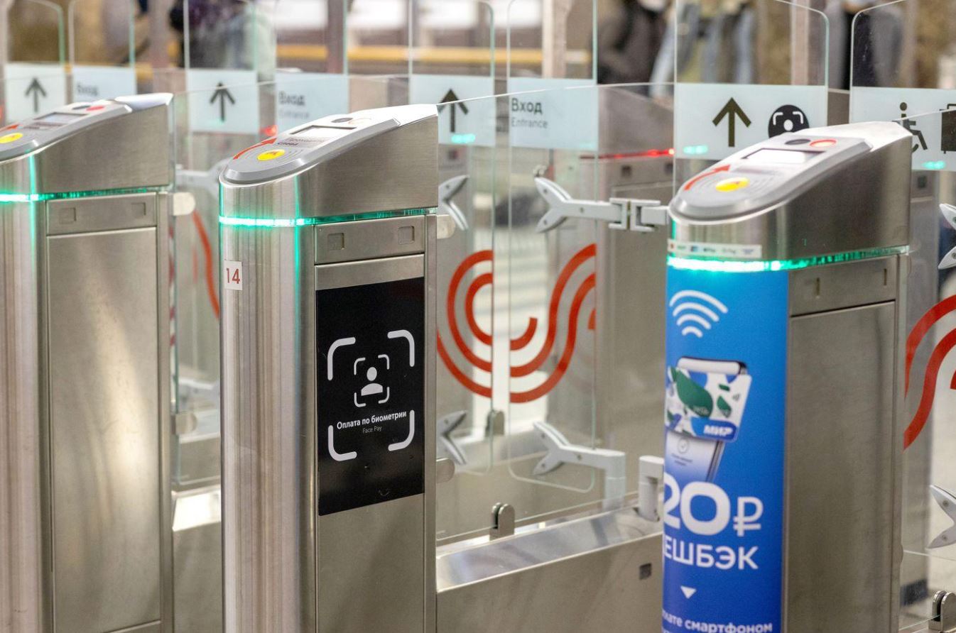 Rusya, Moskova'da 240'tan fazla metro istasyonunda yüz tanıma teknolojisini kullanan bir ücret ödeme sistemi başlattı.