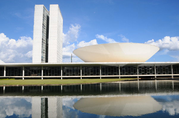 Câmara aprova reforma eleitoral em 2º turno e autoriza volta das coligações