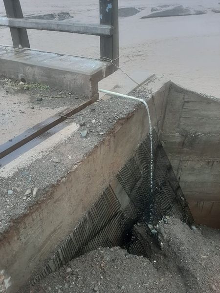 An der Brücke in Mojinete wurde die Brückenauffahrt beschädigt.