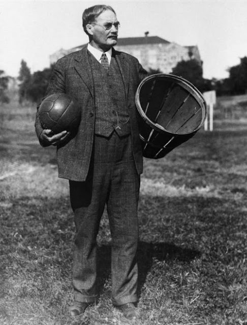 James Naismith wymyślił koszykówkę i opracował pierwsze zasady gry w koszykówkę w historii.