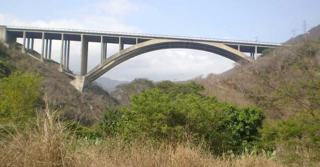 Taxista se lanzó al vacío desde la autopista Caracas - La Guaira