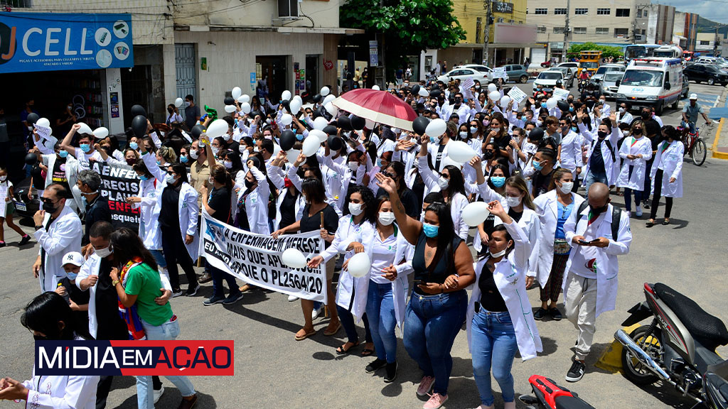 Em Arcoverde, enfermeiros e auxiliares protestaram pela aprovação do piso salarial da categoria