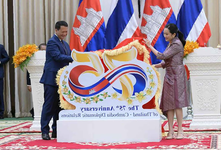 Leaders unveil a symbol, exposing a political crisis rooted in dynastic power.