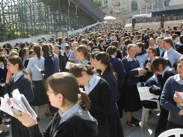 Imagem 267B | Estudantes Haredi no Muro das Lamentações. | Takpic / Attribution-Share Alike 3.0 Unported