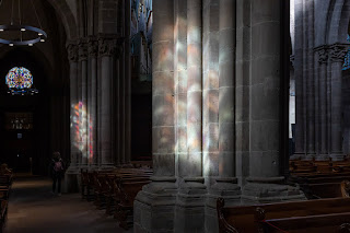 In der Kathedrale Saint-Pierre in Genf bringt das Sonnenlicht die Farben der Glasfenster zum leuchten.