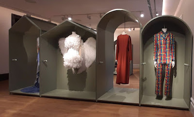 roupas de estilistas expostas no museu da moda