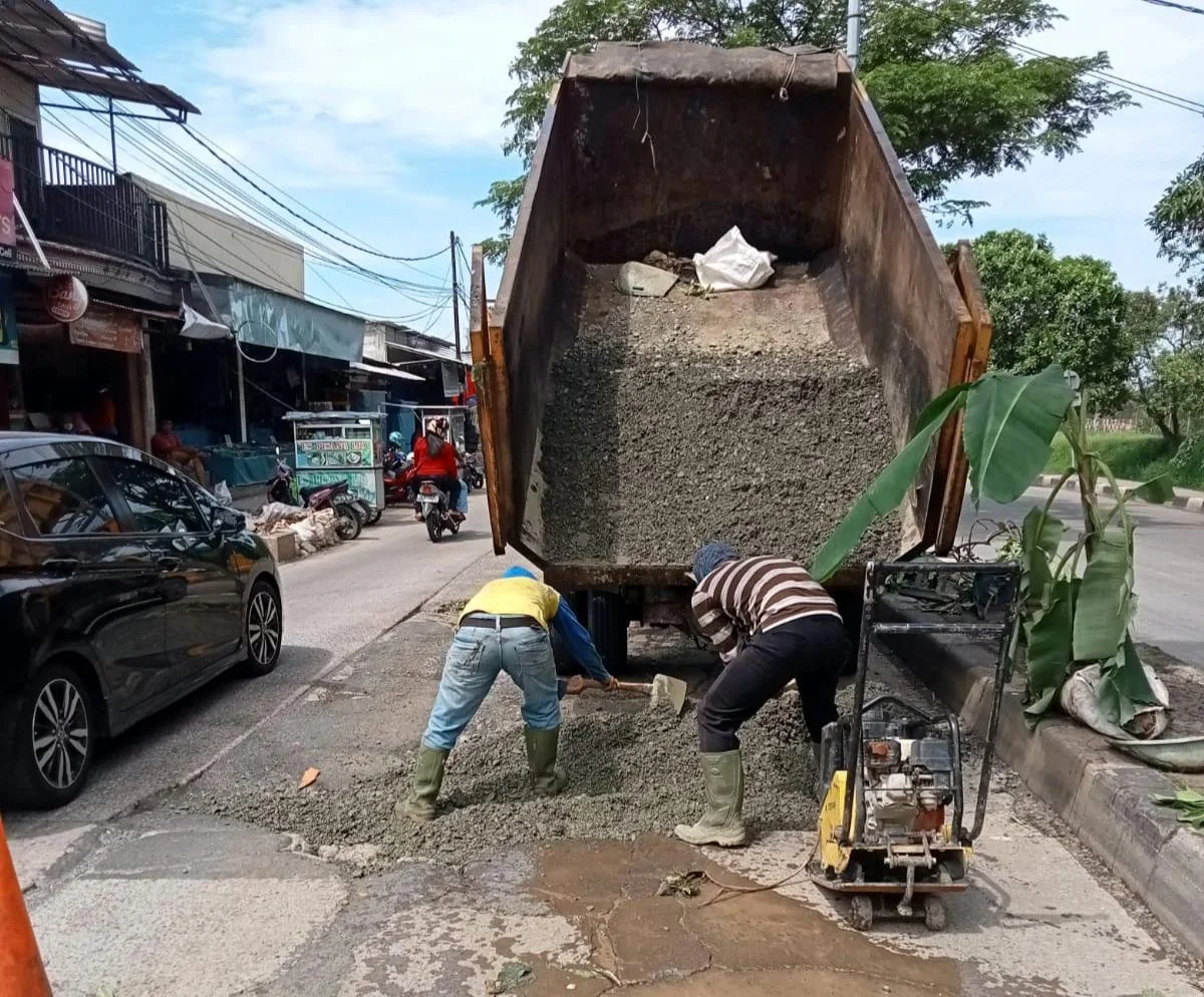 Jalan Rusak Tak Kunjung Diperbaiki Kerap Bikin Kecelakaan, Warga Akhirnya Inisiatif Tanam Pohon Pisang Biar Bermanfaat