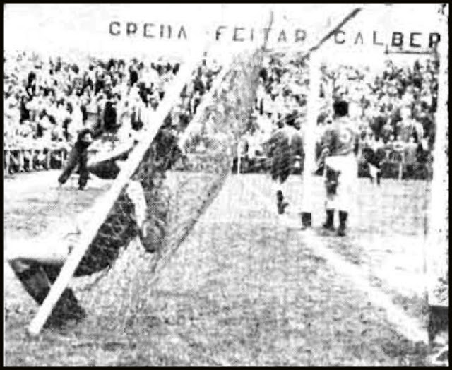 Tini besa la red mientras el balón se marcha fuera del marco. REAL OVIEDO 3 REAL VALLADOLID DEPORTIVO 1. Domingo 27/12/1953. Campeonato de Liga de 1ª División, jornada 15. Oviedo, estadio de Buenavista.