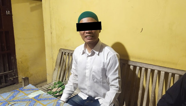 Pria yang mengaku "Imam Mahdi" di Aceh Utara,saat berada kantor polisi,