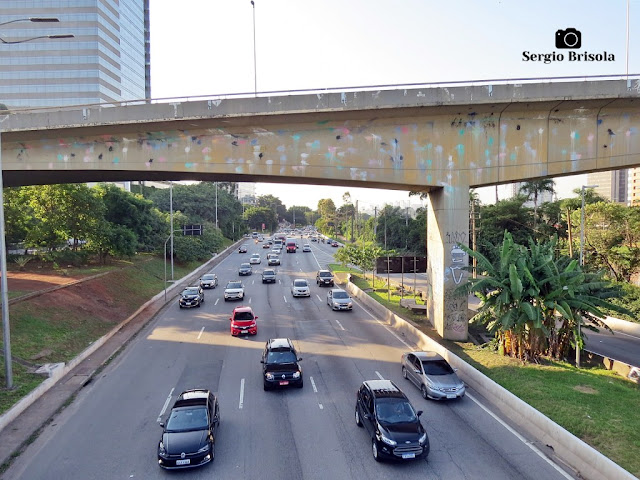 Vista ampla de trecho da Marginal Pinheiros na altura da Ponte Eusébio Matoso