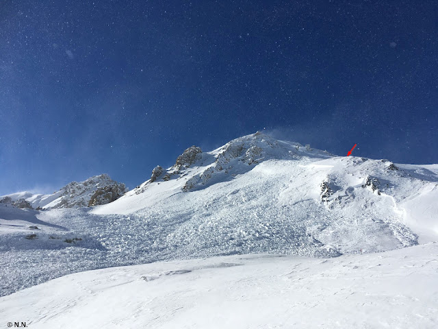 Beim eingezeichneten Pfeil stand ein Skitourengeher, als sich um ihn herum dieses Schneebrett löste. Pfoner Kreuzjöchl, 2520m, Ost