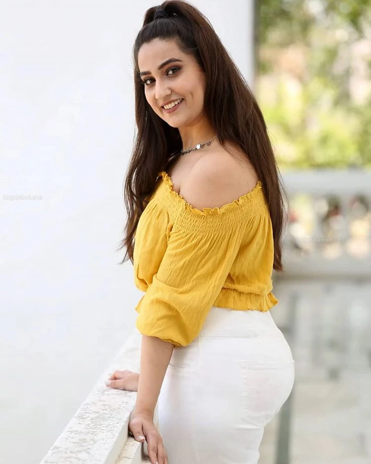Most Beautiful Telugu Anchor Manjusha hot in yellow open neck T-shirt and white tight jeans