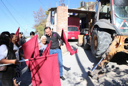 Nacho Mier da banderazo de arranque de obra en La Peaña, San Sebastian Tecamachalco