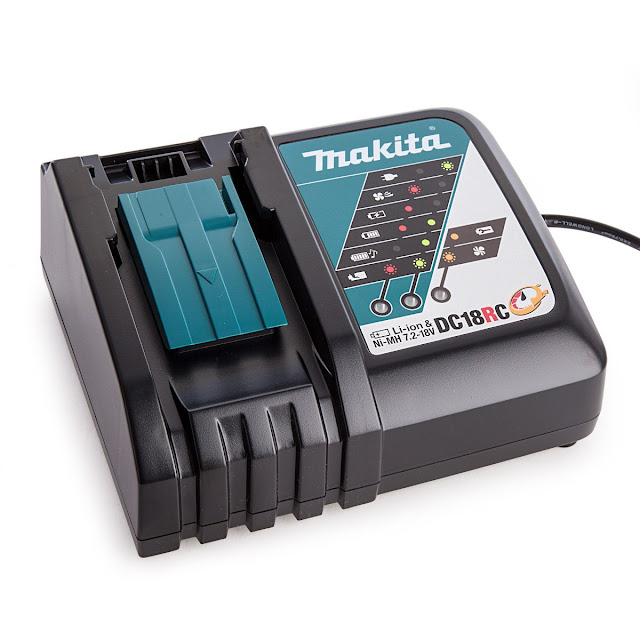 Chia sẻ kinh nghiệm chọn đế sạc pin máy khoan Makita hữu ích
