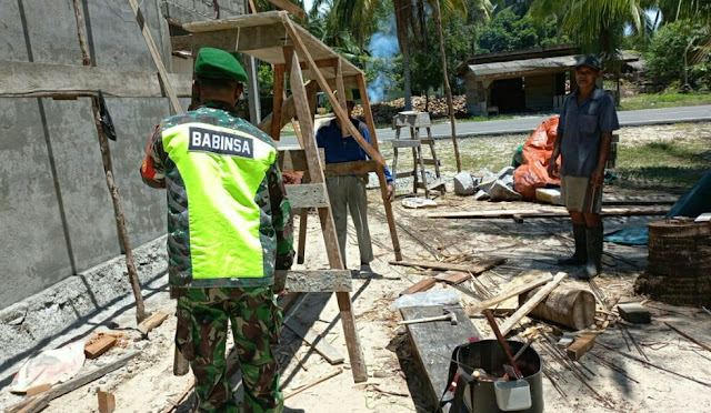 Lakukan Komsos Dengan Pekerja Bangunan, Babinsa David Alaslan Himbau Warga Terapkan Prokes