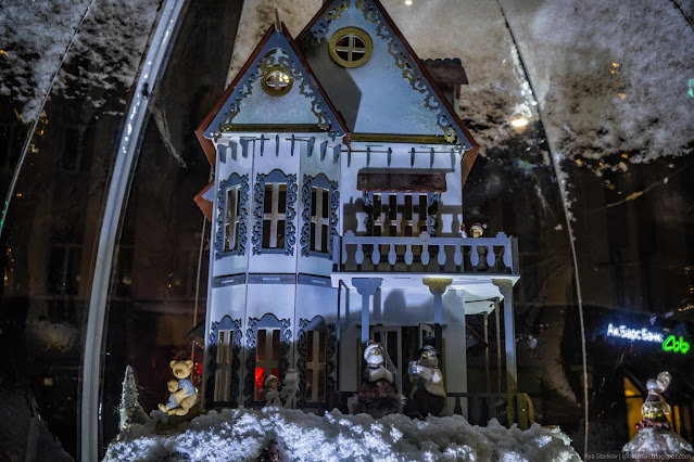 Игрушечный домик в снежном шаре