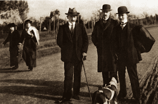 Kurmay Yarbay Mustafa Kemal arkadaşlarıyla, Sofya, Bulgaristan, 1914
