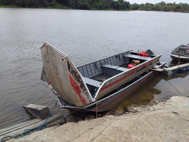 Em Rondônia, pescador sofre grave acidente após barco colidir contra barranco no rio Guaporé