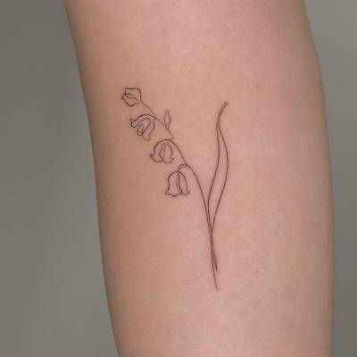 55 mini tatuagens lindas e delicadas de flores para as mulheres
