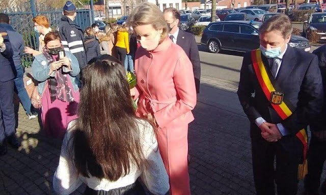 Queen Mathilde wore a patsy pink jacket from Natan, and piano pink trousers from Natan, The Queen carries grey bag from Dior