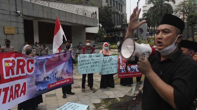 Aksi Menolak Intervensi RRC di Natuna, Forum Cinta Tanah Air Geruduk Kedubes China: Usir!