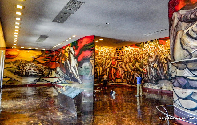 Mural "Do Porfiriato à Revolução", de David Alfaros Siqueiros, no Castelo de Chapultepec - Museu de História do México