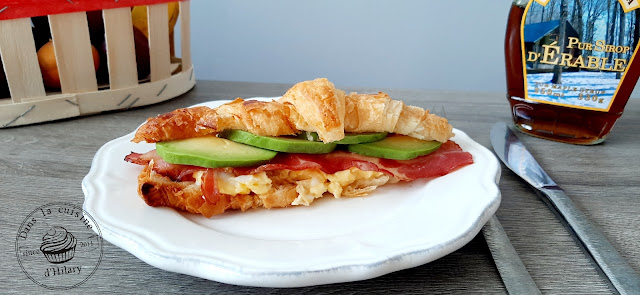 Croissant aux oeufs brouillés, bacon, cheddar et avocat pour un brunch gourmand - Dans la cuisine d'Hilary