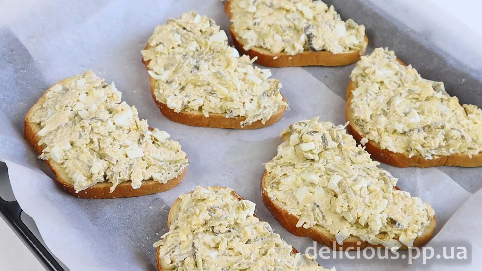 Фото приготовления рецепта: «Горячие Бутерброды с сыром, яйцом и огурцом.» - шаг №4
