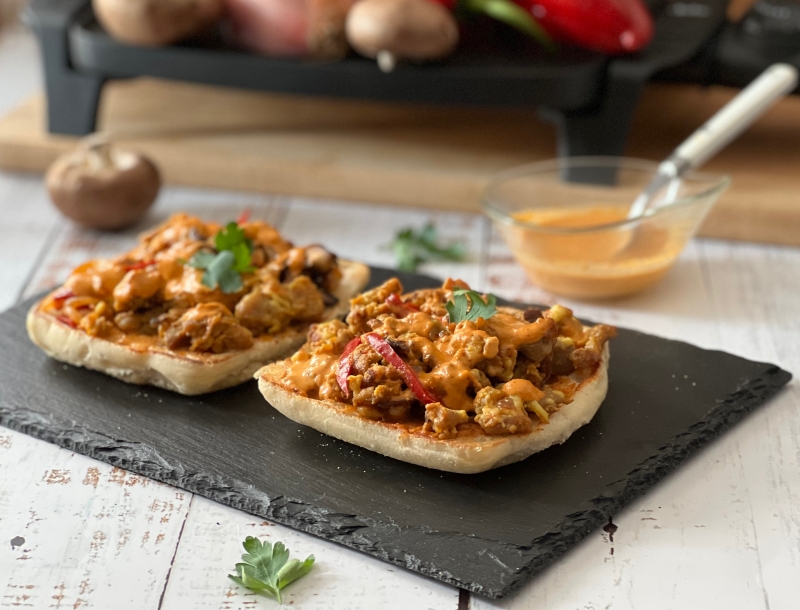 Tostas con butifarra y salsa romesco