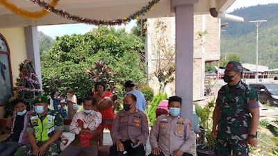 Babinsa dan Babhinkamtibmas PAM Ibadah Natal di Kecamatan Harian 