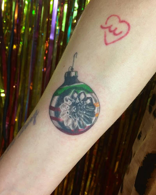 38 lindas tatuagens femininas para festejar o Natal