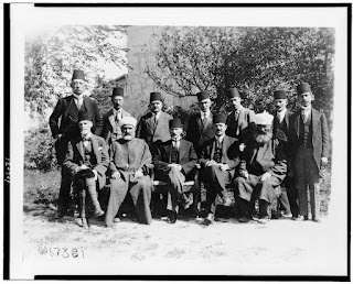 Mustafa Kemal (ön sırada, ortada) ve bazı Sivas Kongresi katılımcıları.