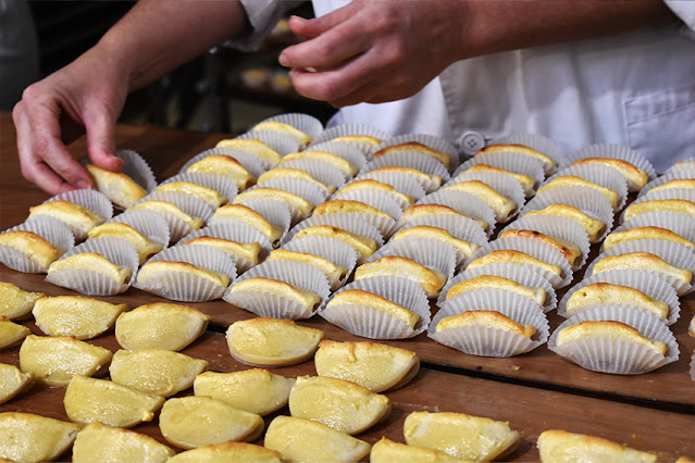 Empanadas de mazapán rellenas de yema confitada