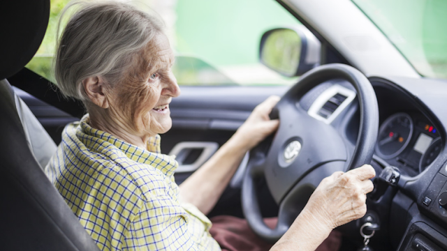 Mujer de 100 años logra renovar su licencia de conducir en Italia  