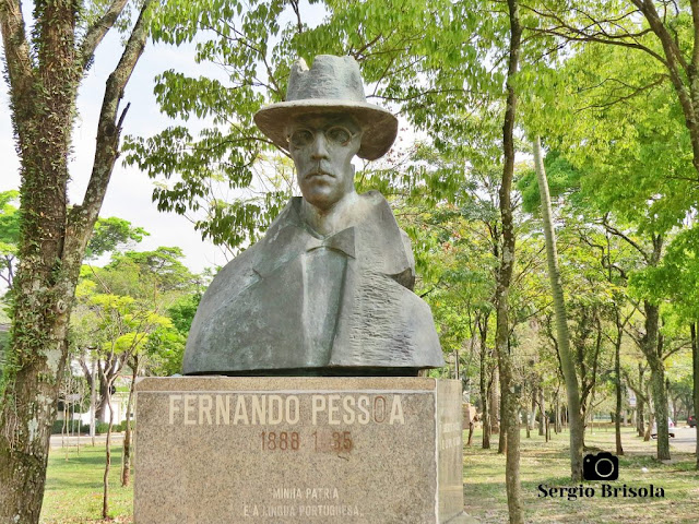 Close-up do Monumento a Fernando Pessoa no Jardim Lusitânia