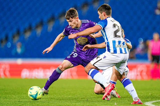 Toni Villa intenta driblar a Ander Martín. REAL SOCIEDAD DE FÚTBOL B 0 REAL VALLADOLID C. F. 2 Domingo 19/12/2021: 18:15 horas. Campeonato de Liga de 2ª División, jornada 21. San Sebastián, Guipúzcoa, Reale Arena