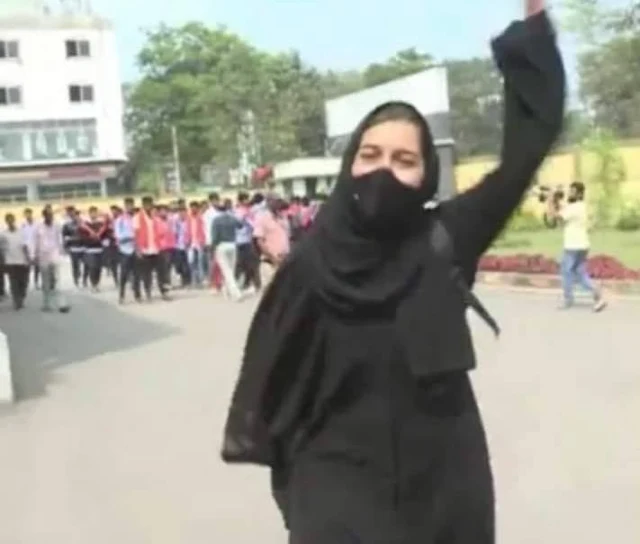 Sejumlah sekolah dan universitas di negara bagian Karnataka di India melarang para siswi m VIRAL Mendunia... Keberanian Siswi Muslimah India Menghadapi Gerombolan Penentang Hijab