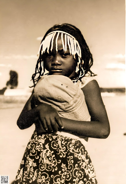 Menina com barrete de soldado, no princípio da década de 1960 algures em Angola - MMG_FOT_AA_064 Fotografia de Manuel Augusto Martins Gomes. Não usar fotografia sem referência ao seu autor Manuel Augusto Martins Gomes e sem link para as páginas:  https://manuelamartinsgomes.blogspot.com/ https://www.facebook.com/ManuelMartinsGomesMemorias https://www.instagram.com/manuelamartinsgomesmemorias/ Qualquer informação adicional é bem vinda.  Poderão contactar-me através do endereço de email: manuelamgomes20@gmail.com #anos60 #angola #manuelmartinsgomesmemorias #manuelamartinsgomesmemorias