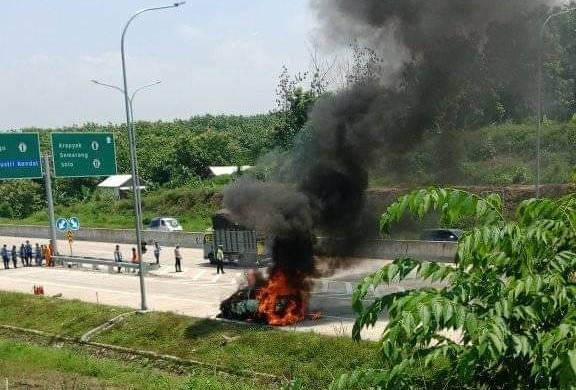 Mobil-Toyota-Vios-Hangus-Terbakar-di-Tol-Semarang-Batang